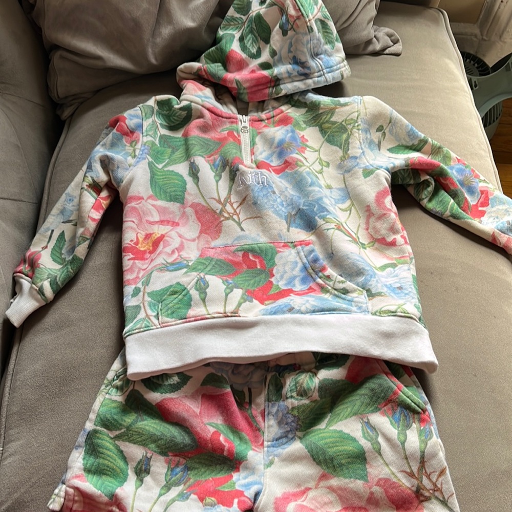 Kith two piece sweatshirt and sweat short. Size 3